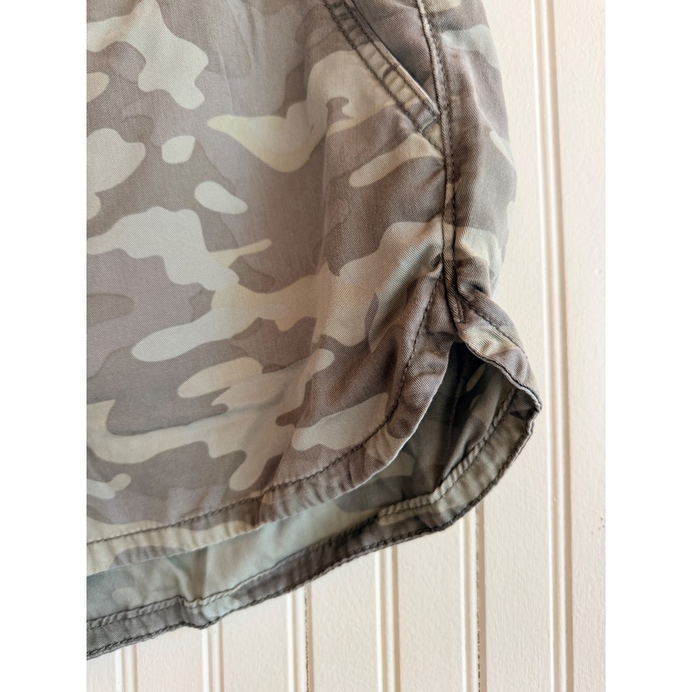 American Eagle AE Lightweight Camo Drawstring Size M Shorts Green - Picture 10 of 10